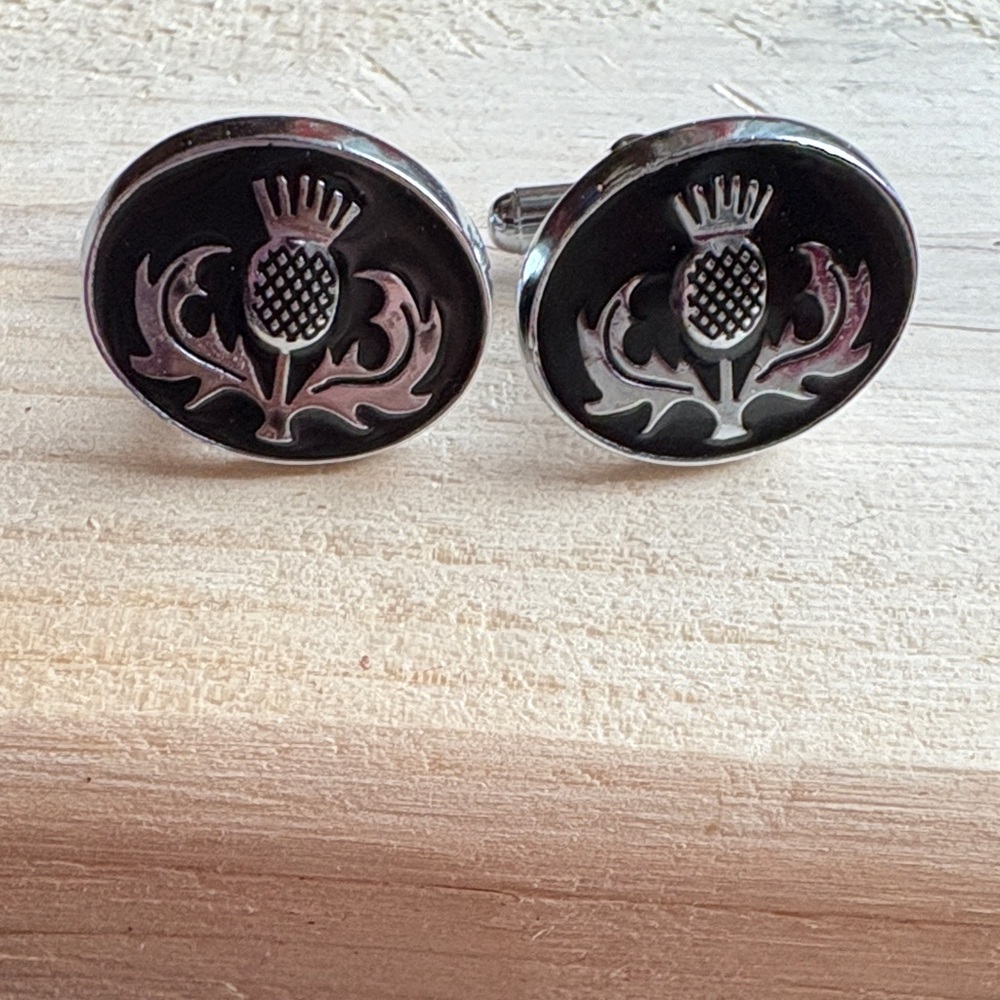 Like new! Vtg Black enamel and silver ScotishThistle Cufflinks. See description.